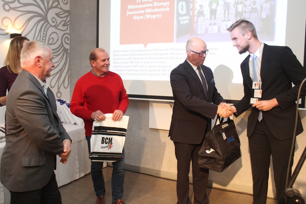 Wojtek odbiera nagrodę od Burmistrza