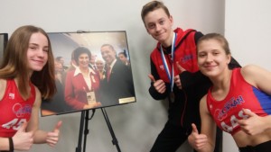 Młodzicy na tle obrazu Ireny